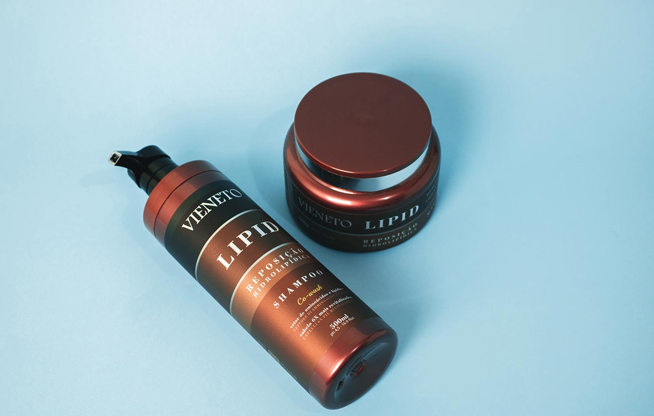 A bottle of lipid lotion and a container on the table.